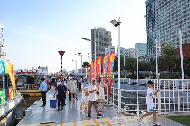 Du khách hào hứng trải nghiệm dạo sông Sài Gòn, nghe cồng chiêng Tây Nguyên dịp Tết - Ảnh 1.