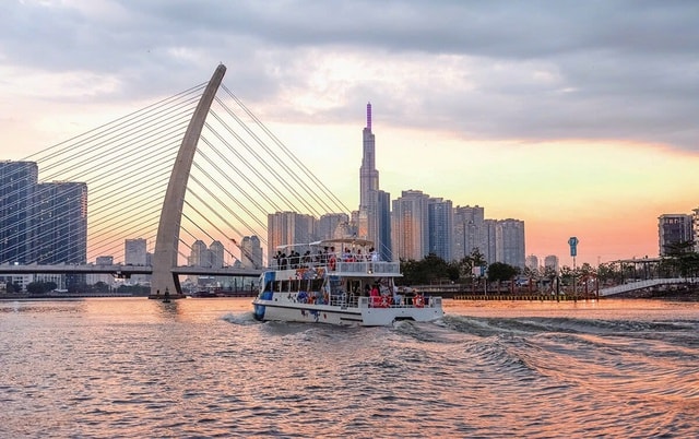 Du khách hào hứng trải nghiệm dạo sông Sài Gòn, nghe cồng chiêng Tây Nguyên dịp Tết - Ảnh 8.