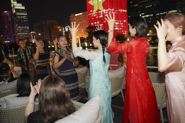 Du khách hào hứng trải nghiệm dạo sông Sài Gòn, nghe cồng chiêng Tây Nguyên dịp Tết - Ảnh 6.