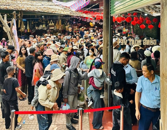 Hàng nghìn du khách đổ về Đắk Lắk đầu năm mới 2026- Ảnh 8. Hàng nghìn du khách đổ về Đắk Lắk đầu năm mới 2026- Ảnh 8.