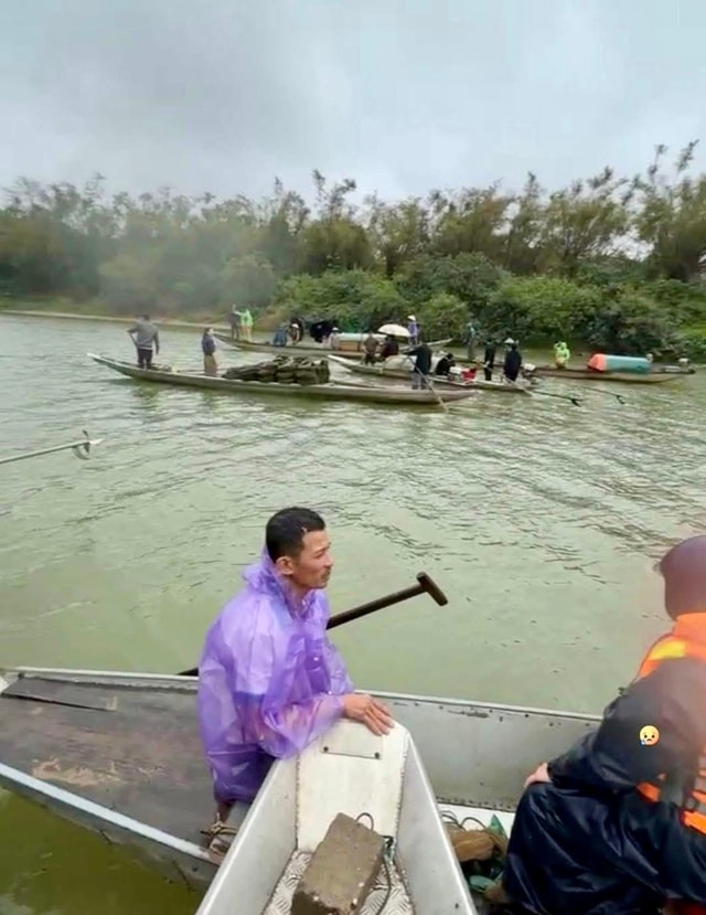 Lật thuyền trên sông Gianh, nhiều người trong một gia đình tử vong và mất tích- Ảnh 1. Lật thuyền trên sông Gianh, nhiều người trong một gia đình tử vong và mất tích- Ảnh 1.