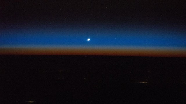 Hướng dẫn cách 'săn' sao Thủy sáng nhất trên bầu trời hoàng hôn chiều mùng 3 Tết- Ảnh 1.