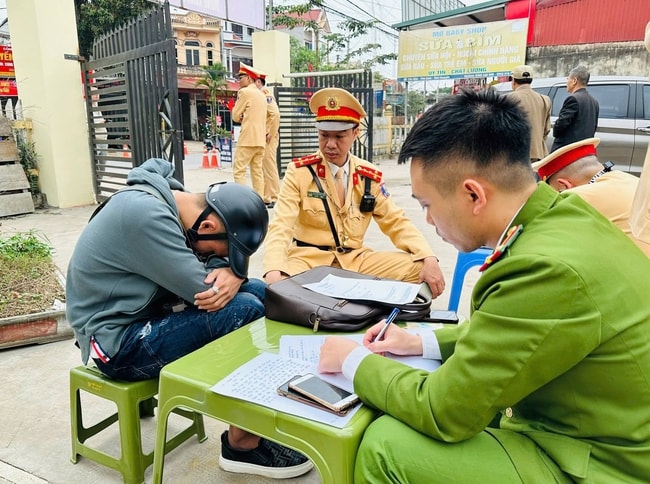 Bắt tài xế lái xe không biển số, có hành vi chống đối tại chốt kiểm tra nồng độ cồn- Ảnh 2.