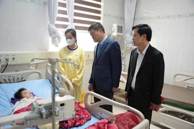 Lãnh đạo tỉnh Quảng Ninh thăm, chúc Tết cán bộ y bác sĩ Bệnh viện Sản nhi - Ảnh 1.