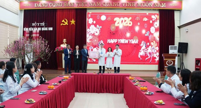 Lãnh đạo tỉnh Quảng Ninh thăm, chúc Tết cán bộ y bác sĩ Bệnh viện Sản nhi - Ảnh 2.