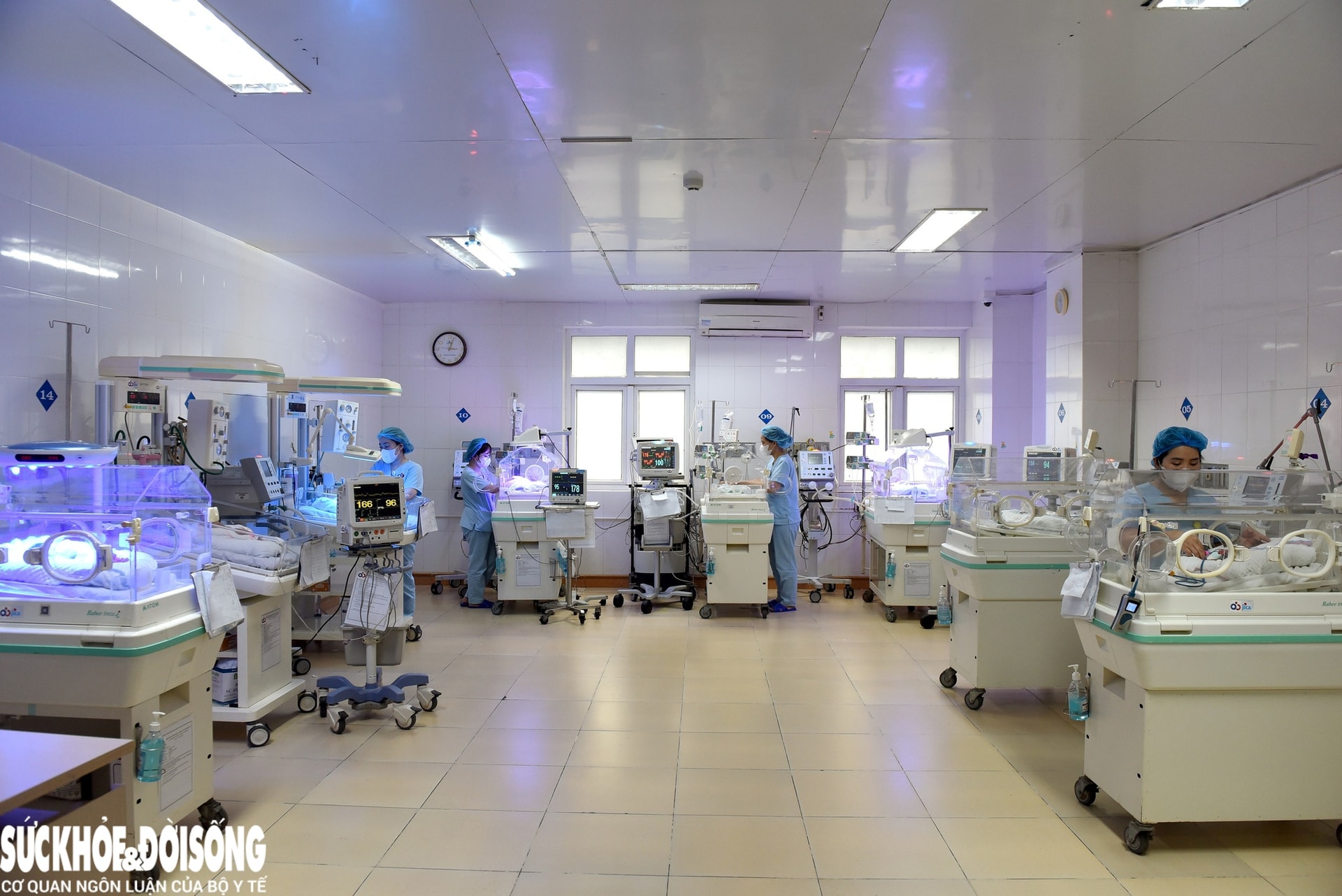 Mỗi năm, Khoa NICU tiếp nhận khoảng 1.000 - 1.200 em bé, nhưng có đến 10% trong số đó là những ca sinh “cực non”, dưới 28 tuần tuổi. Mỗi năm, Khoa NICU tiếp nhận khoảng 1.000 - 1.200 em bé, nhưng có đến 10% trong số đó là những ca sinh “cực non”, dưới 28 tuần tuổi.