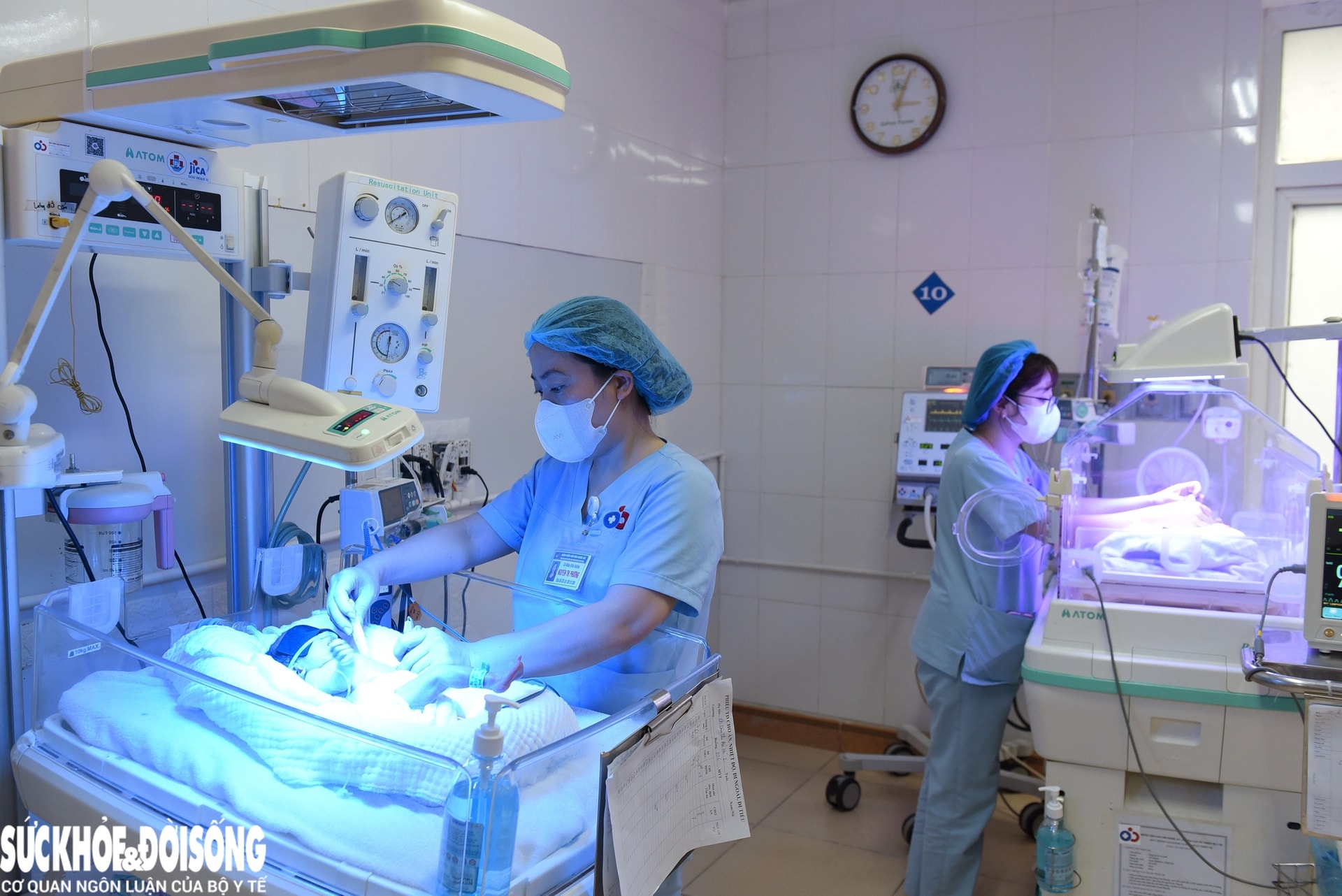 Ánh đèn phòng trực suốt đêm, nơi những “người mẹ thứ hai” không ngủ. Ánh đèn phòng trực suốt đêm, nơi những “người mẹ thứ hai” không ngủ.