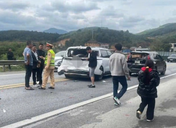 3 ô tô va chạm liên hoàn trên cao tốc Nội Bài – Lào Cai - Ảnh 1. 3 ô tô va chạm liên hoàn trên cao tốc Nội Bài – Lào Cai - Ảnh 1.