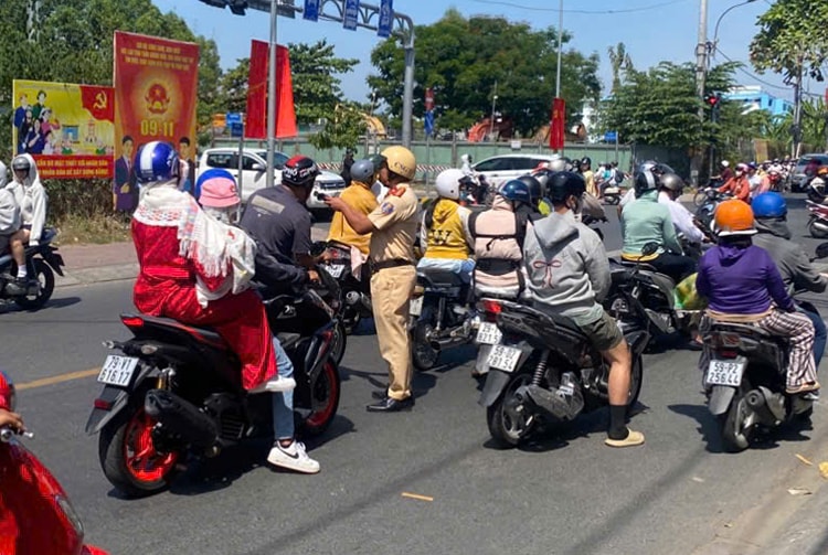 TPHCM: Xử lý hơn 1.700 trường hợp vi phạm nồng độ cồn trong 3 ngày Tết- Ảnh 2.