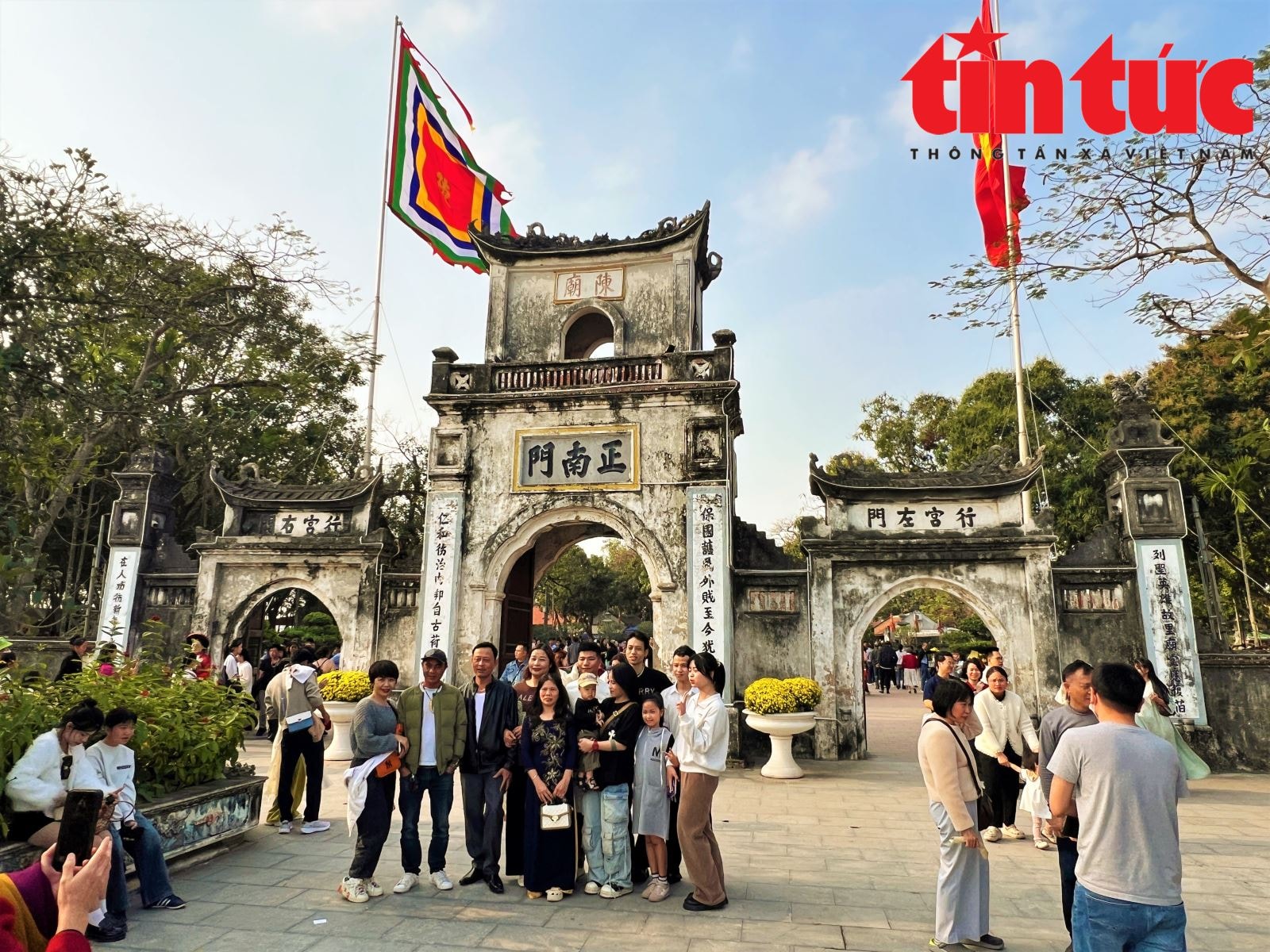 Người dân nô nức chiêm bái Đền Trần Nam Định dịp đầu năm- Ảnh 1. Người dân nô nức chiêm bái Đền Trần Nam Định dịp đầu năm- Ảnh 1.