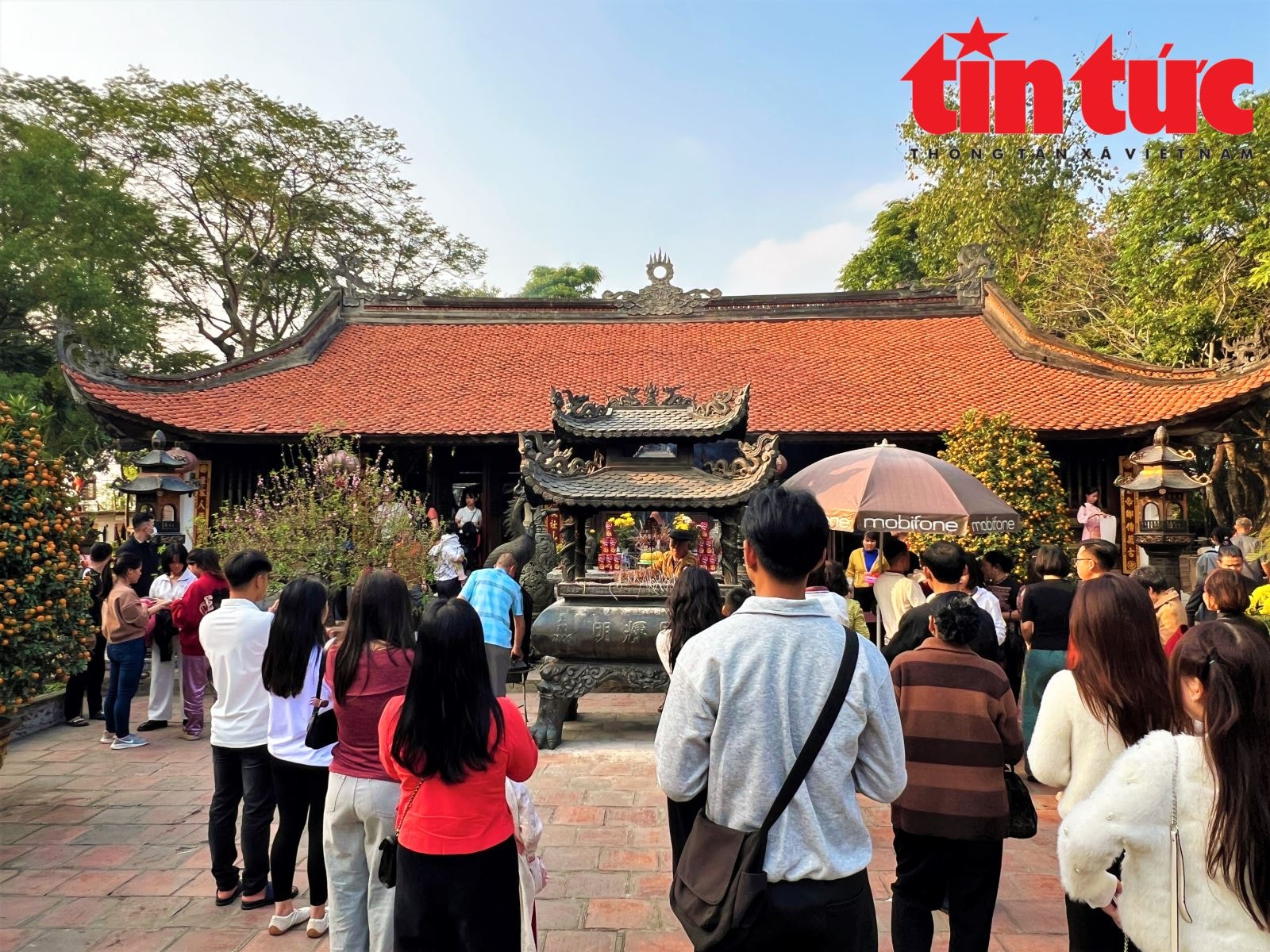 Người dân nô nức chiêm bái Đền Trần Nam Định dịp đầu năm- Ảnh 11. Người dân nô nức chiêm bái Đền Trần Nam Định dịp đầu năm- Ảnh 11.