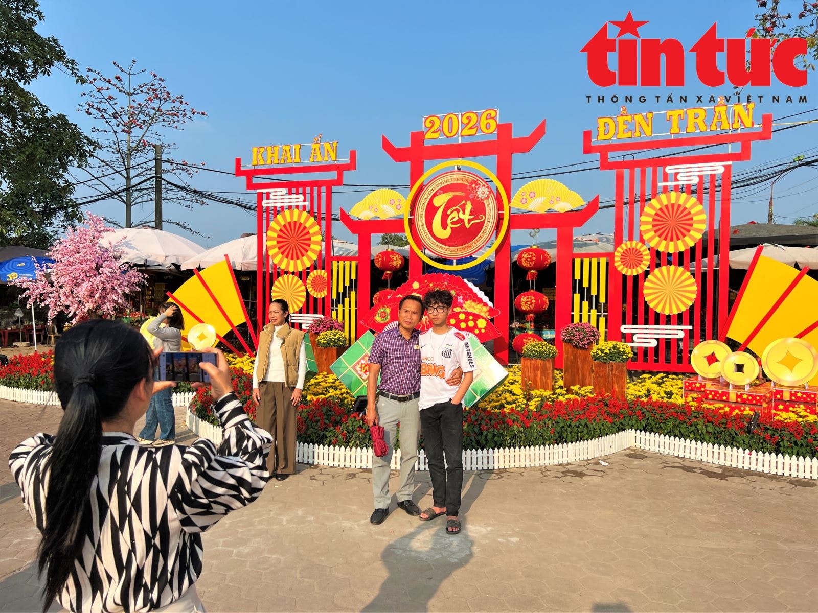 Người dân nô nức chiêm bái Đền Trần Nam Định dịp đầu năm- Ảnh 10. Người dân nô nức chiêm bái Đền Trần Nam Định dịp đầu năm- Ảnh 10.