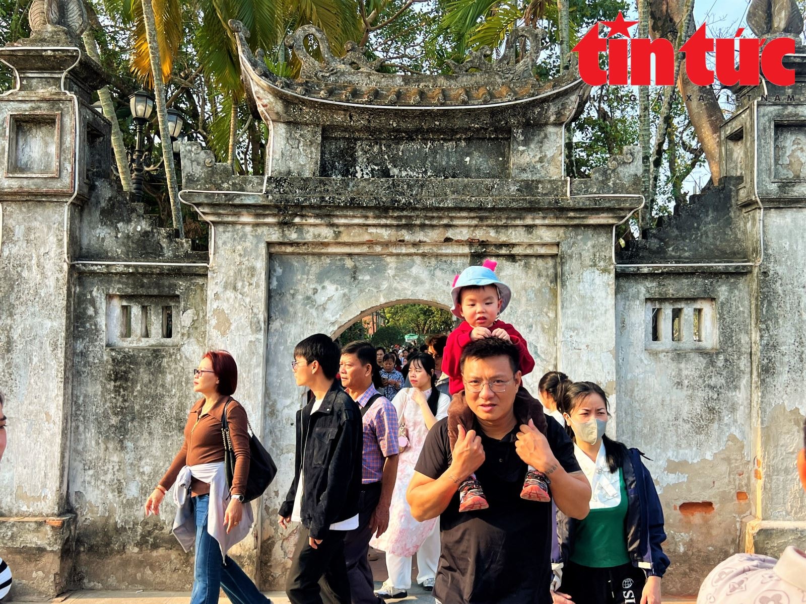 Người dân nô nức chiêm bái Đền Trần Nam Định dịp đầu năm- Ảnh 9. Người dân nô nức chiêm bái Đền Trần Nam Định dịp đầu năm- Ảnh 9.