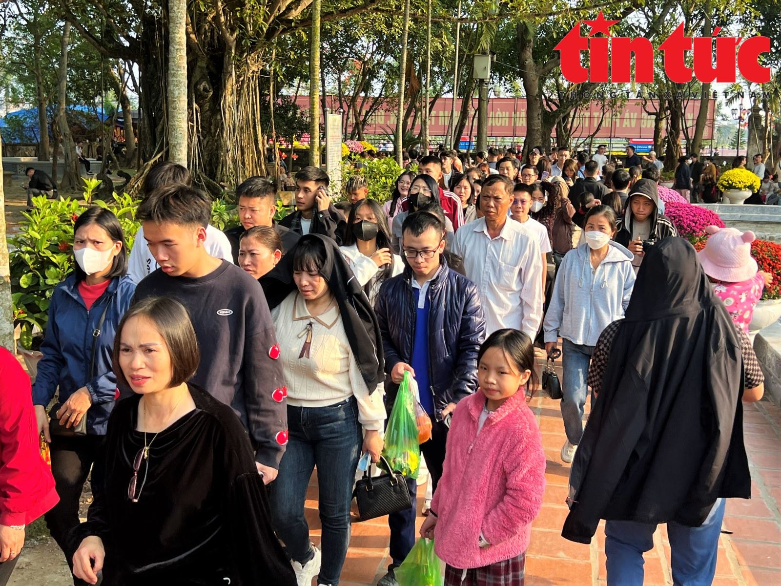 Người dân nô nức chiêm bái Đền Trần Nam Định dịp đầu năm- Ảnh 8. Người dân nô nức chiêm bái Đền Trần Nam Định dịp đầu năm- Ảnh 8.