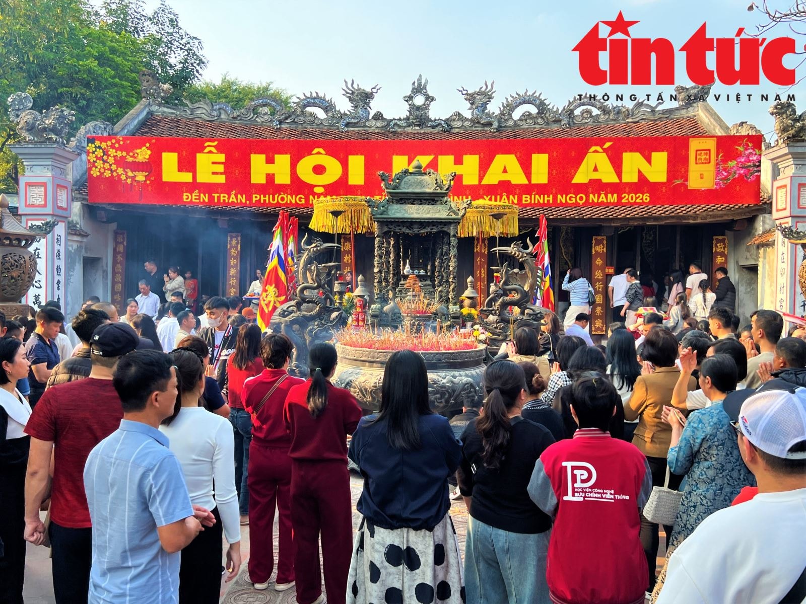 Người dân nô nức chiêm bái Đền Trần Nam Định dịp đầu năm- Ảnh 2. Người dân nô nức chiêm bái Đền Trần Nam Định dịp đầu năm- Ảnh 2.