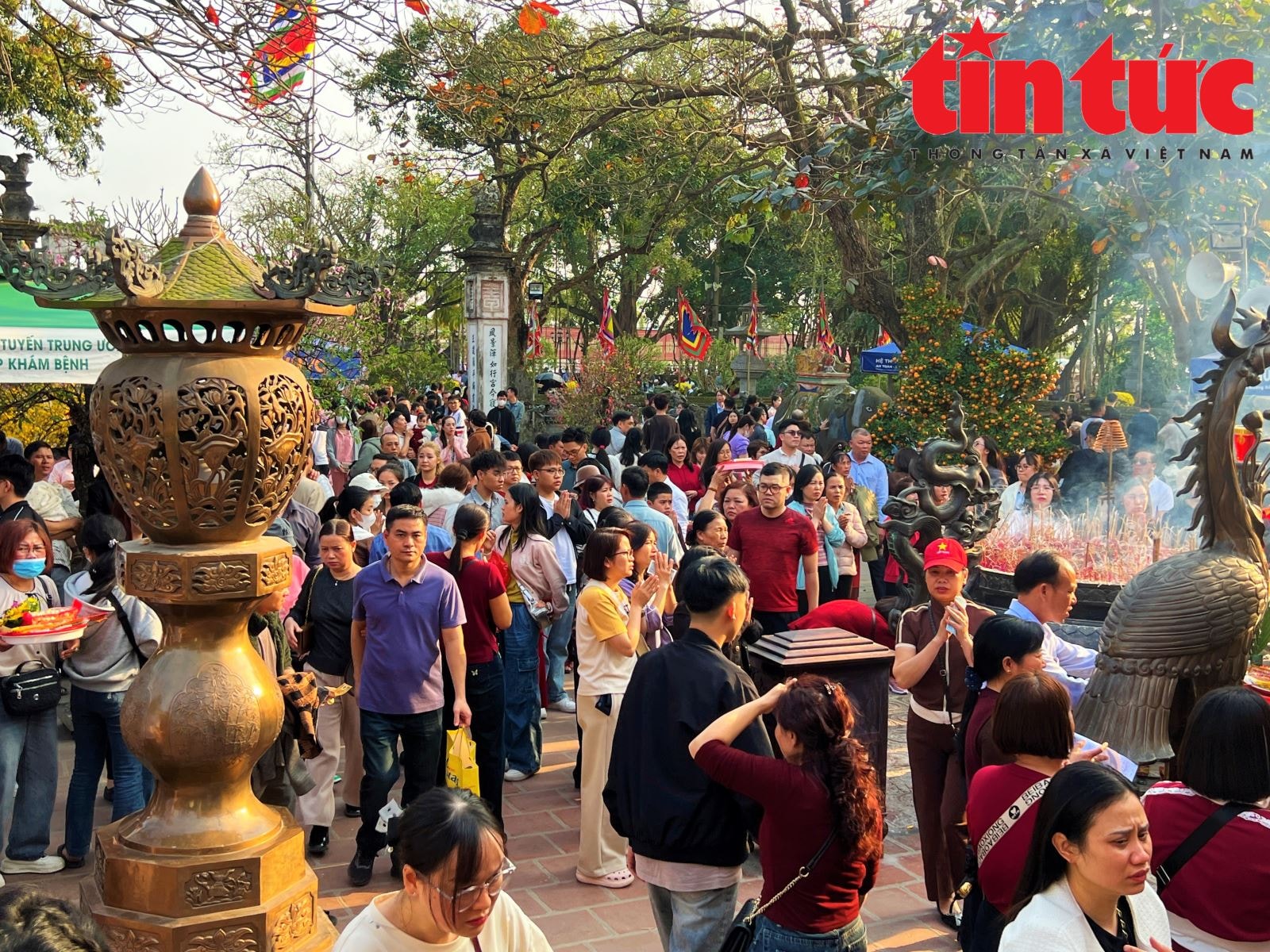 Người dân nô nức chiêm bái Đền Trần Nam Định dịp đầu năm- Ảnh 3. Người dân nô nức chiêm bái Đền Trần Nam Định dịp đầu năm- Ảnh 3.