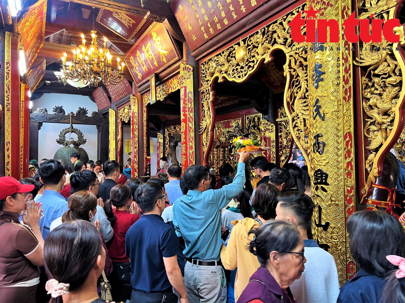 Người dân nô nức chiêm bái Đền Trần Nam Định dịp đầu năm- Ảnh 4. Người dân nô nức chiêm bái Đền Trần Nam Định dịp đầu năm- Ảnh 4.