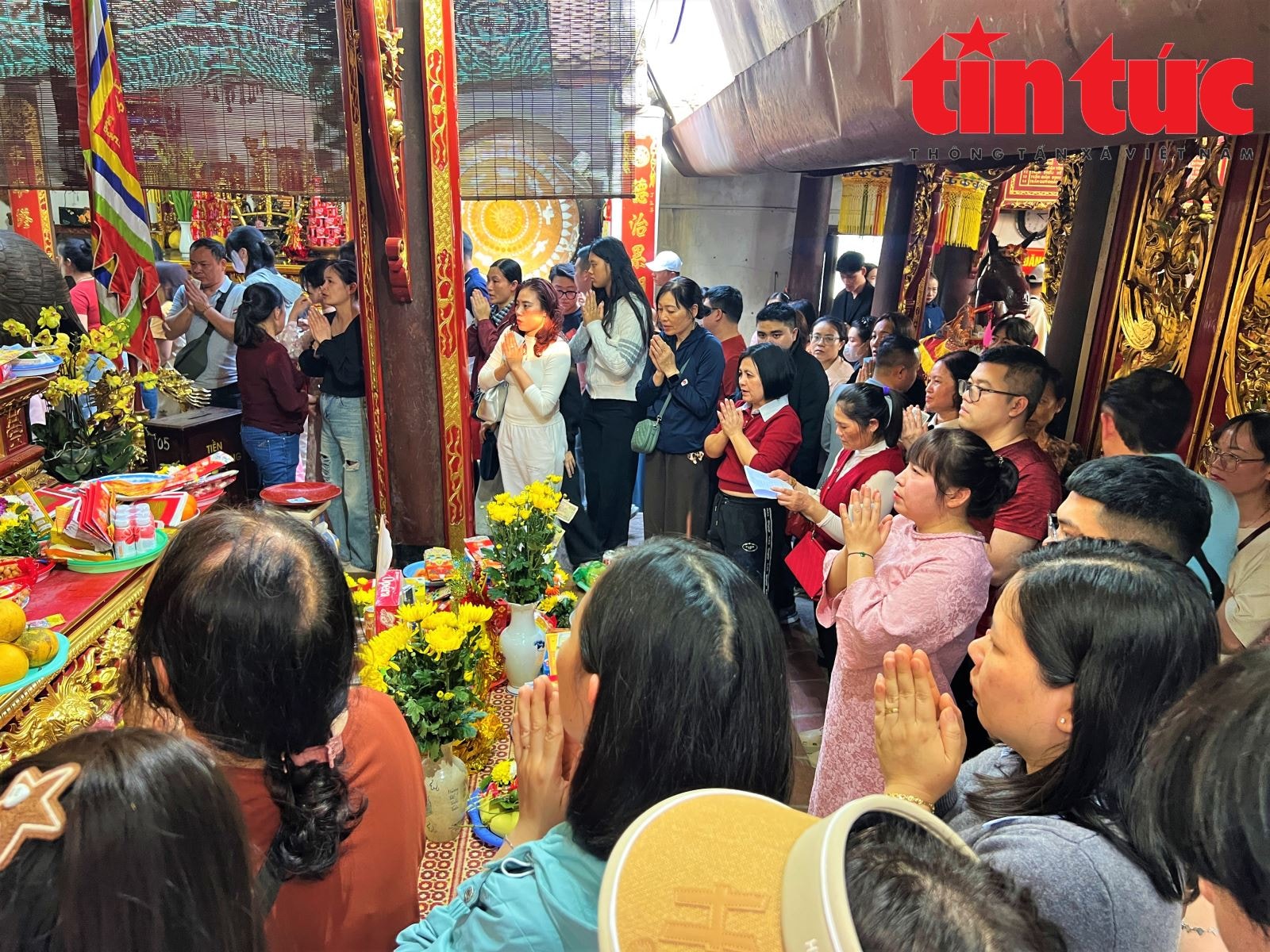 Người dân nô nức chiêm bái Đền Trần Nam Định dịp đầu năm- Ảnh 5. Người dân nô nức chiêm bái Đền Trần Nam Định dịp đầu năm- Ảnh 5.