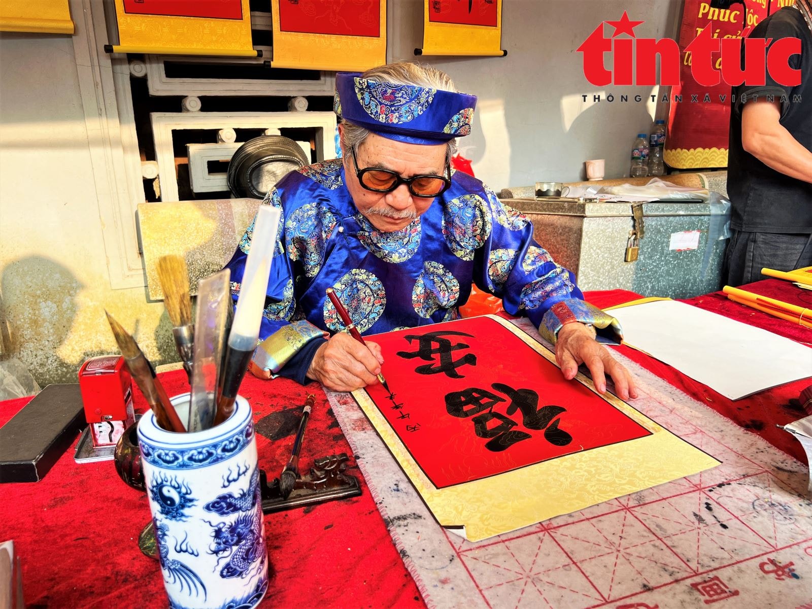 Người dân nô nức chiêm bái Đền Trần Nam Định dịp đầu năm- Ảnh 7. Người dân nô nức chiêm bái Đền Trần Nam Định dịp đầu năm- Ảnh 7.