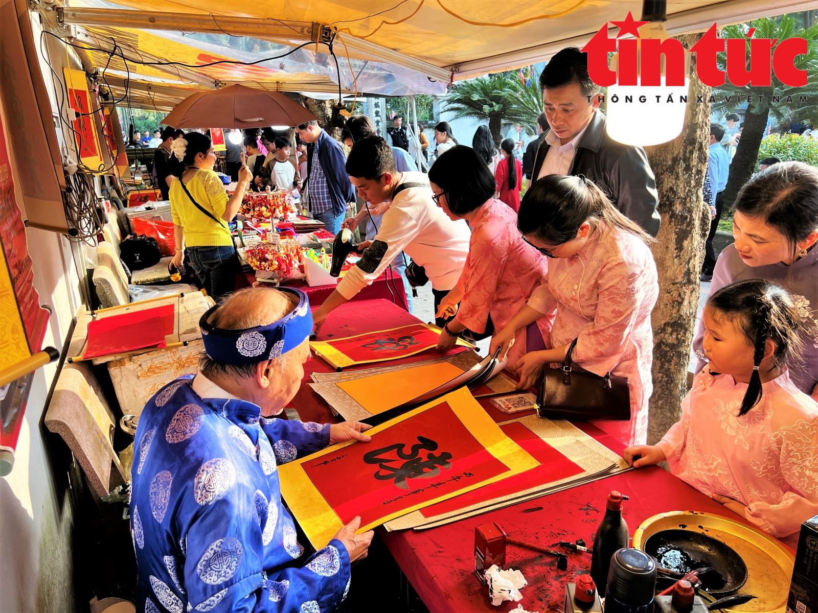 Người dân nô nức chiêm bái Đền Trần Nam Định dịp đầu năm- Ảnh 6. Người dân nô nức chiêm bái Đền Trần Nam Định dịp đầu năm- Ảnh 6.