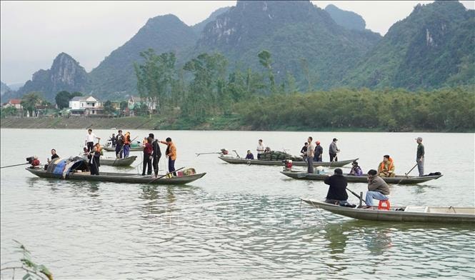 Tìm thấy 1 nạn nhân mất tích trong vụ lật thuyền trên sông Gianh- Ảnh 1. Tìm thấy 1 nạn nhân mất tích trong vụ lật thuyền trên sông Gianh- Ảnh 1.