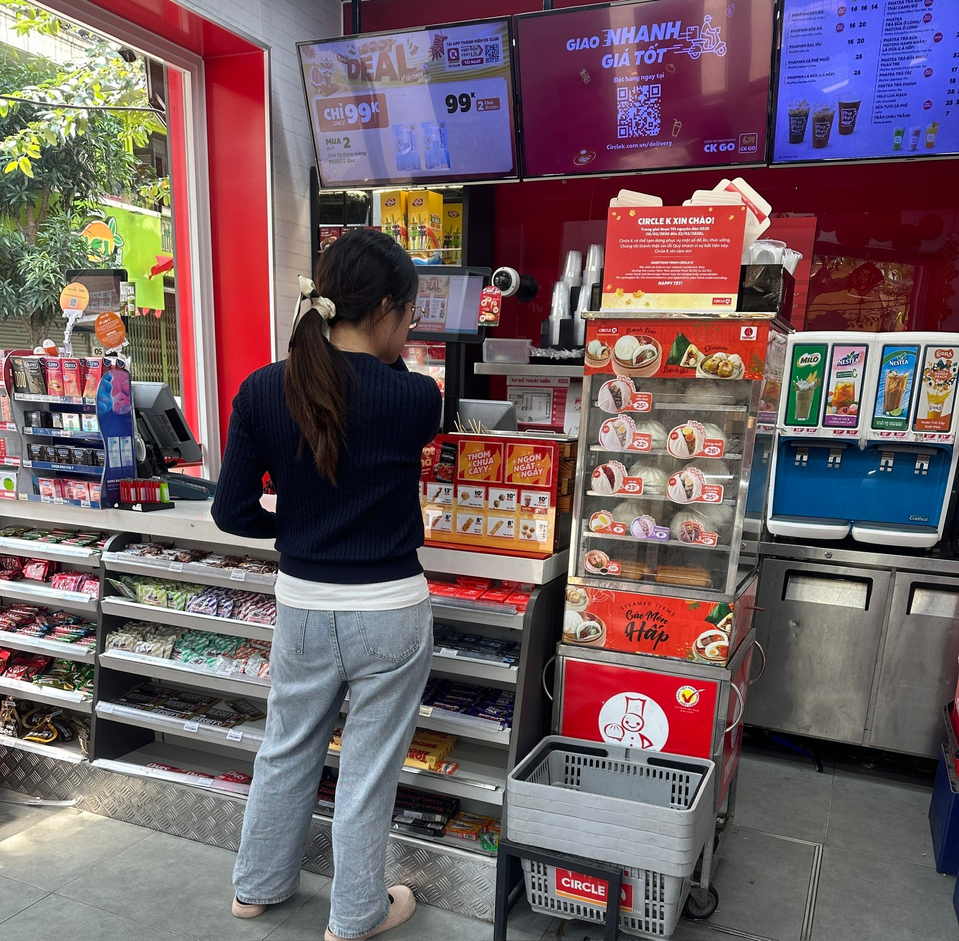 Nhiều cửa hàng, siêu thị mở cửa, quán ăn và cà phê 'hút khách'- Ảnh 5. Nhiều cửa hàng, siêu thị mở cửa, quán ăn và cà phê 'hút khách'- Ảnh 5.