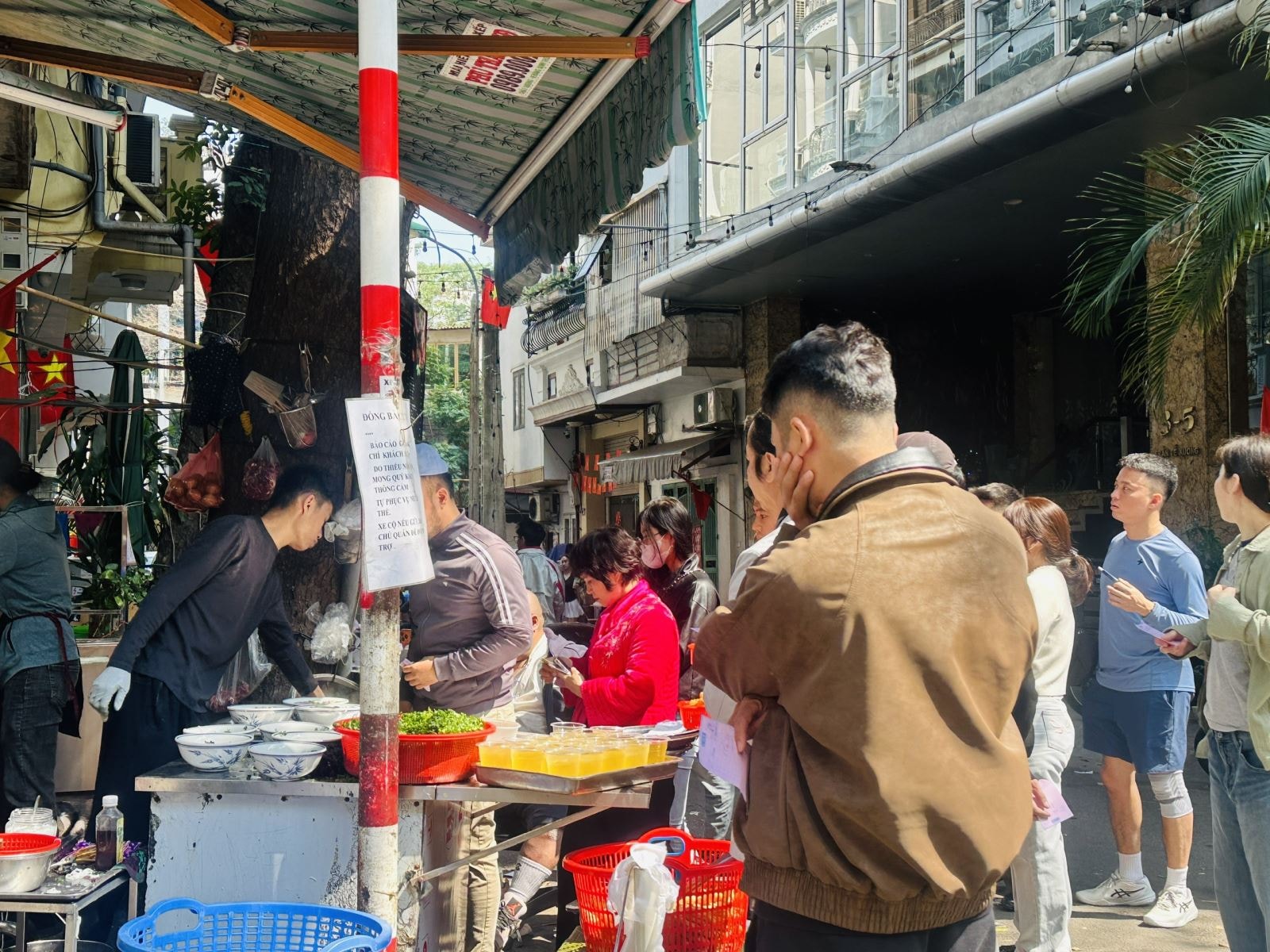 Nhiều cửa hàng, siêu thị mở cửa, quán ăn và cà phê 'hút khách'- Ảnh 7. Nhiều cửa hàng, siêu thị mở cửa, quán ăn và cà phê 'hút khách'- Ảnh 7.