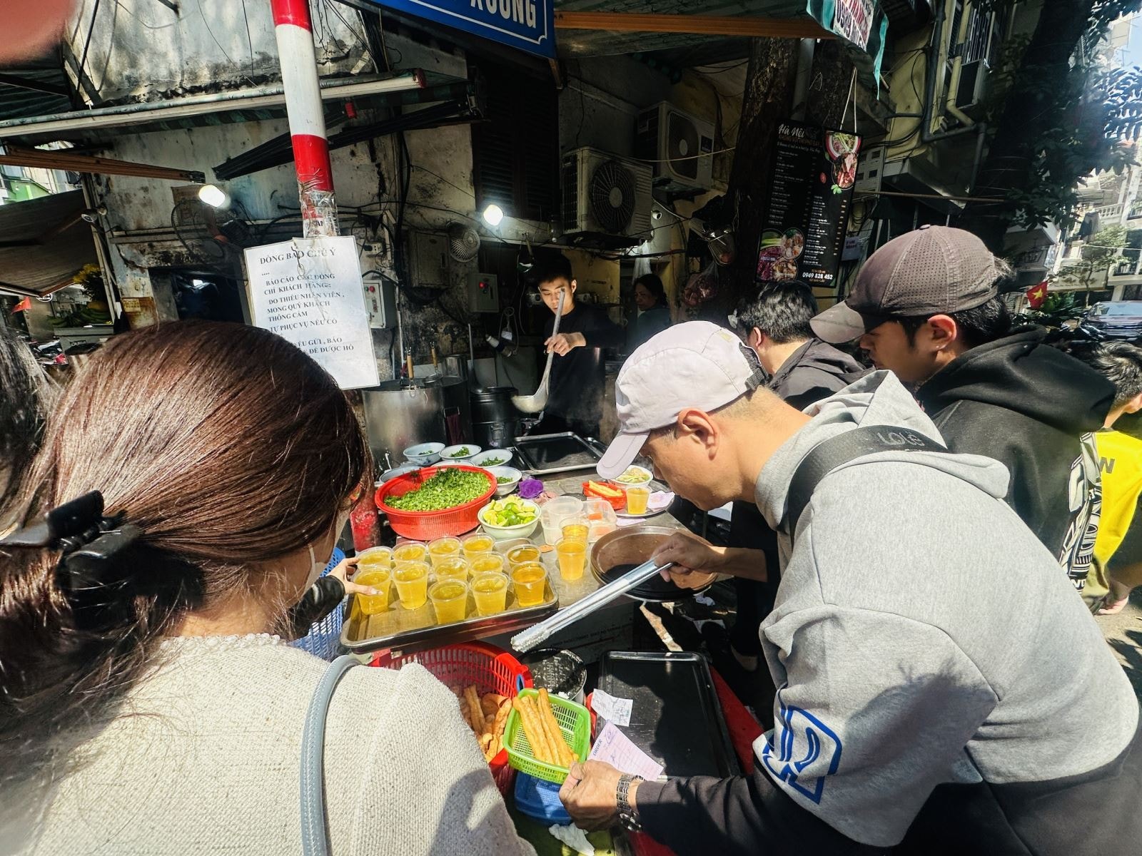 Nhiều cửa hàng, siêu thị mở cửa, quán ăn và cà phê 'hút khách'- Ảnh 8. Nhiều cửa hàng, siêu thị mở cửa, quán ăn và cà phê 'hút khách'- Ảnh 8.