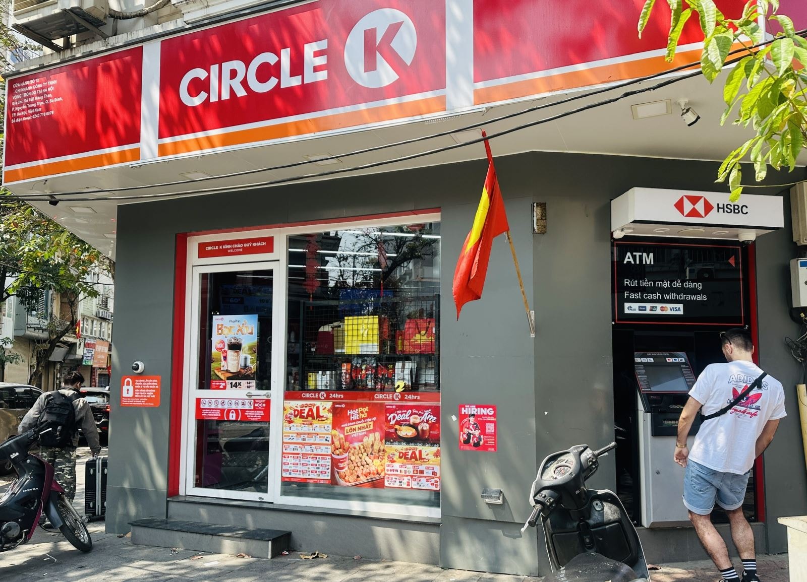 Nhiều cửa hàng, siêu thị mở cửa, quán ăn và cà phê 'hút khách'- Ảnh 4. Nhiều cửa hàng, siêu thị mở cửa, quán ăn và cà phê 'hút khách'- Ảnh 4.