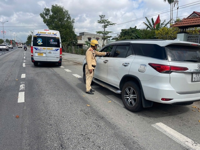 Huế xử lý hàng trăm trường hợp vi phạm giao thông dịp Tết, 3 người tử vong do tai nạn- Ảnh 1.