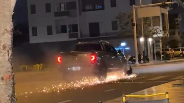 Xe máy bị ô tô kéo lê trên đường khiến một người tử vong- Ảnh 1.