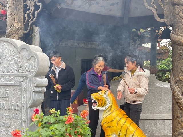 Du khách chiêm bái ngôi đền 600 năm tuổi thờ Bà Chúa Lộc- Ảnh 4.