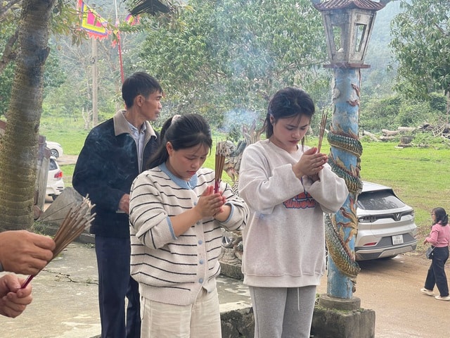 Du khách chiêm bái ngôi đền 600 năm tuổi thờ Bà Chúa Lộc- Ảnh 7.