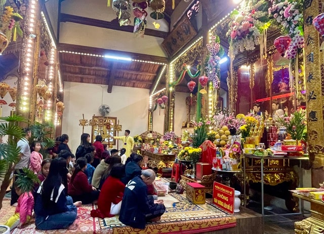 Du khách chiêm bái ngôi đền 600 năm tuổi thờ Bà Chúa Lộc- Ảnh 3.