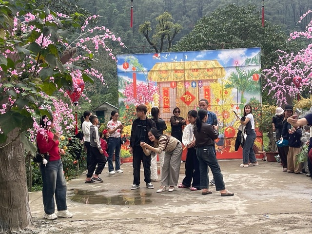 Du khách chiêm bái ngôi đền 600 năm tuổi thờ Bà Chúa Lộc- Ảnh 8.