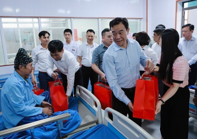 Tết không nghỉ trong phòng chạy thận- Ảnh 1. Tết không nghỉ trong phòng chạy thận- Ảnh 1.