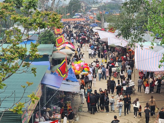 Du khách lên rừng, xuống biển cầu may đầu năm- Ảnh 2. Du khách lên rừng, xuống biển cầu may đầu năm- Ảnh 2.