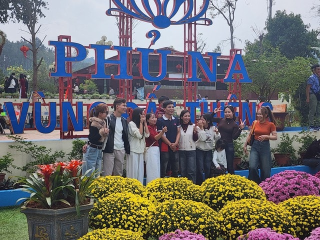 Du khách lên rừng, xuống biển cầu may đầu năm- Ảnh 4. Du khách lên rừng, xuống biển cầu may đầu năm- Ảnh 4.