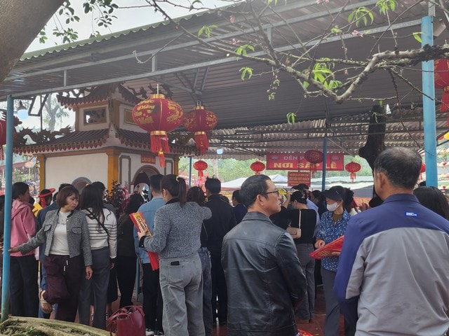 Du khách lên rừng, xuống biển cầu may đầu năm- Ảnh 7. Du khách lên rừng, xuống biển cầu may đầu năm- Ảnh 7.