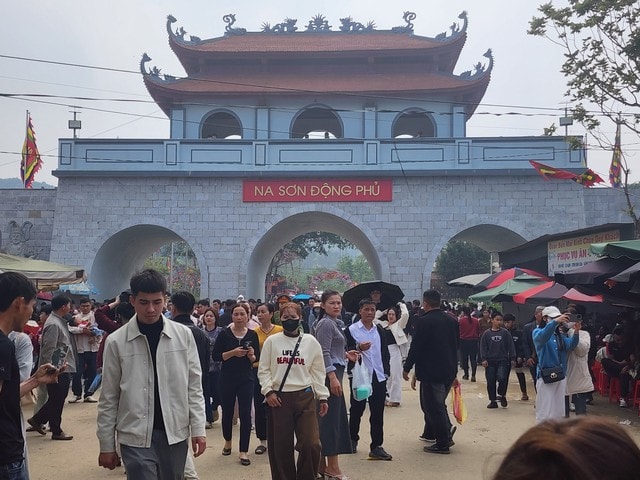 Du khách lên rừng, xuống biển cầu may đầu năm- Ảnh 1. Du khách lên rừng, xuống biển cầu may đầu năm- Ảnh 1.