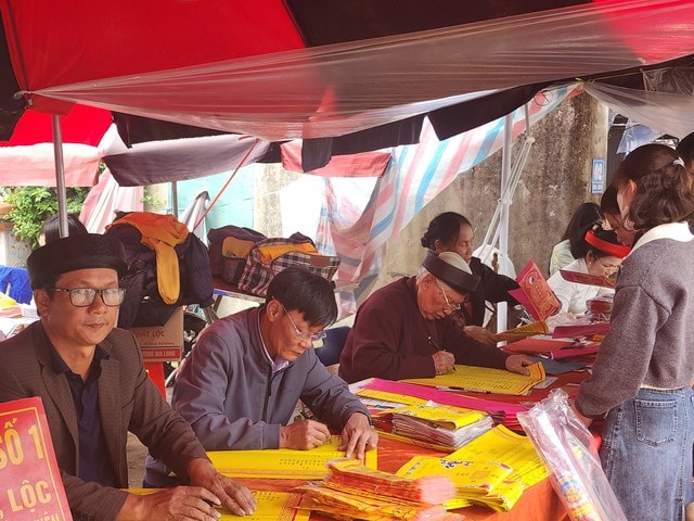 Du khách lên rừng, xuống biển cầu may đầu năm- Ảnh 5. Du khách lên rừng, xuống biển cầu may đầu năm- Ảnh 5.