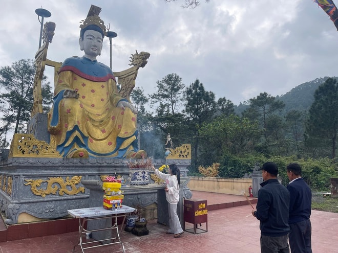 Du khách chiêm bái ngôi đền 600 năm tuổi thờ Bà Chúa Lộc- Ảnh 5.