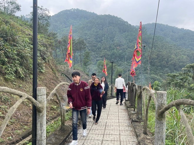 Du khách chiêm bái ngôi đền 600 năm tuổi thờ Bà Chúa Lộc- Ảnh 6.