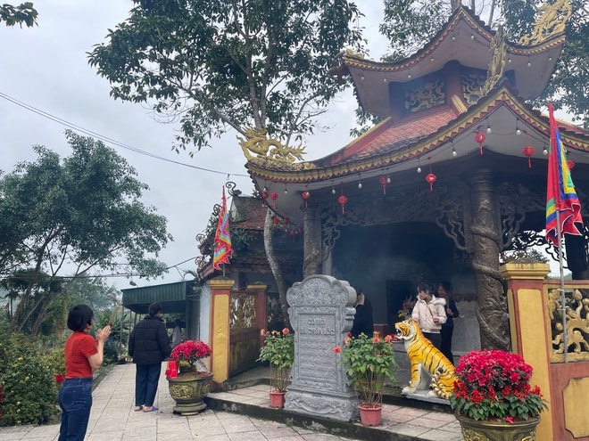 Du khách chiêm bái ngôi đền 600 năm tuổi thờ Bà Chúa Lộc- Ảnh 1.