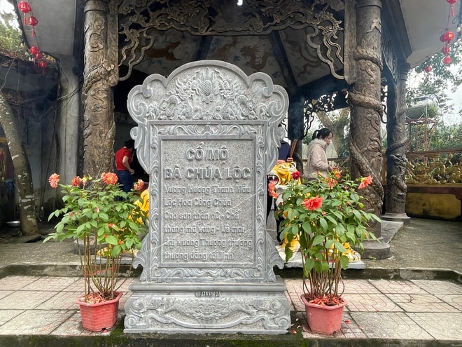 Du khách chiêm bái ngôi đền 600 năm tuổi thờ Bà Chúa Lộc- Ảnh 2.