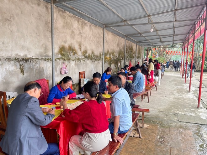 Du khách chiêm bái ngôi đền 600 năm tuổi thờ Bà Chúa Lộc- Ảnh 9.