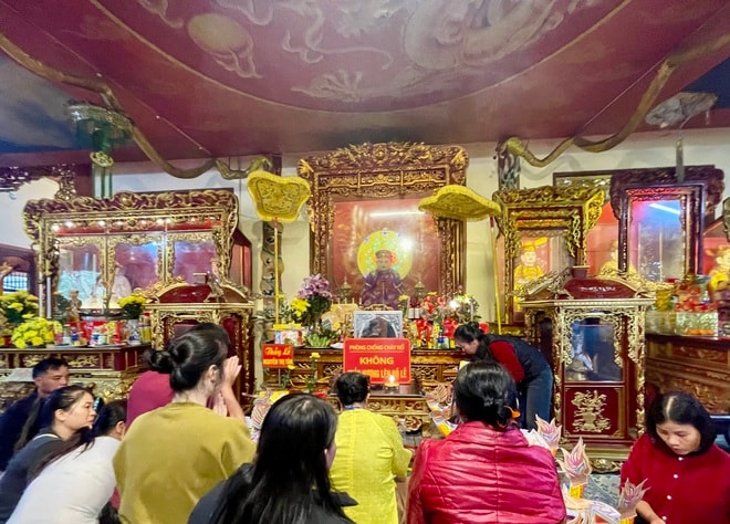Du khách chiêm bái ngôi đền 600 năm tuổi thờ Bà Chúa Lộc- Ảnh 10.