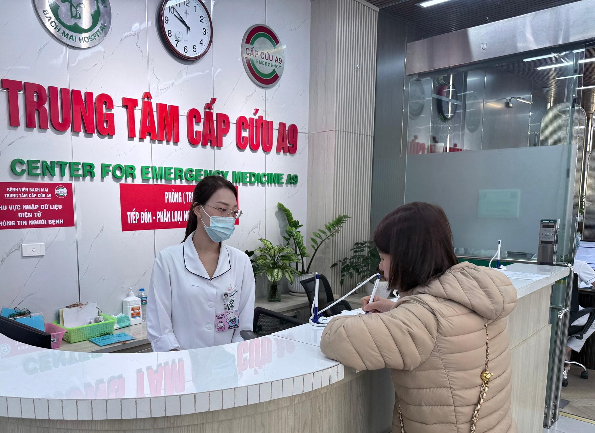 'Cửa ngõ cấp cứu' của Bệnh viện Bạch Mai, bệnh nhân nặng tăng vọt những ngày Tết- Ảnh 6.