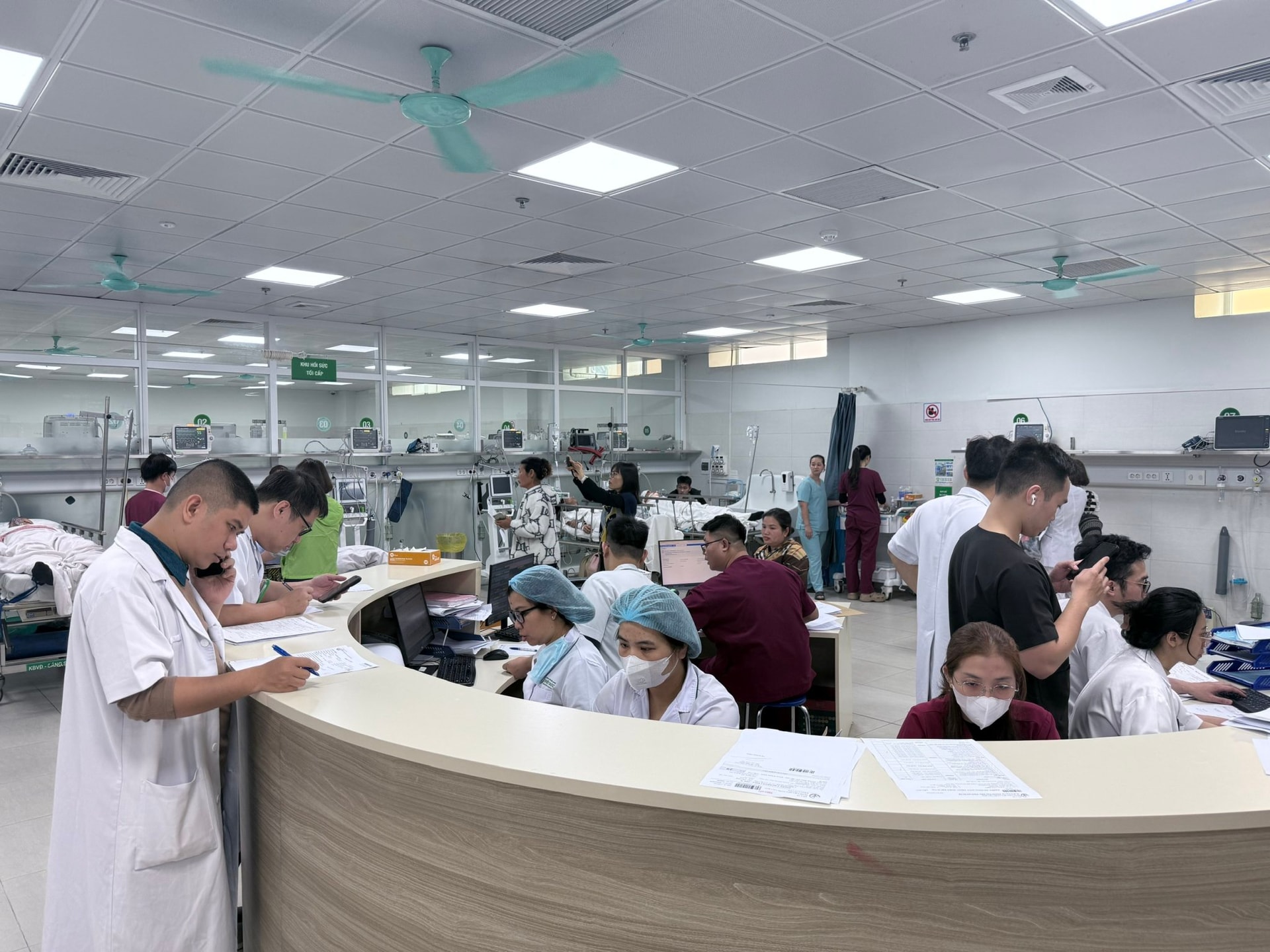 Tết Bính Ngọ, vẫn còn nhiều trường hợp tai nạn pháo nổ đa chấn thương nặng- Ảnh 1.