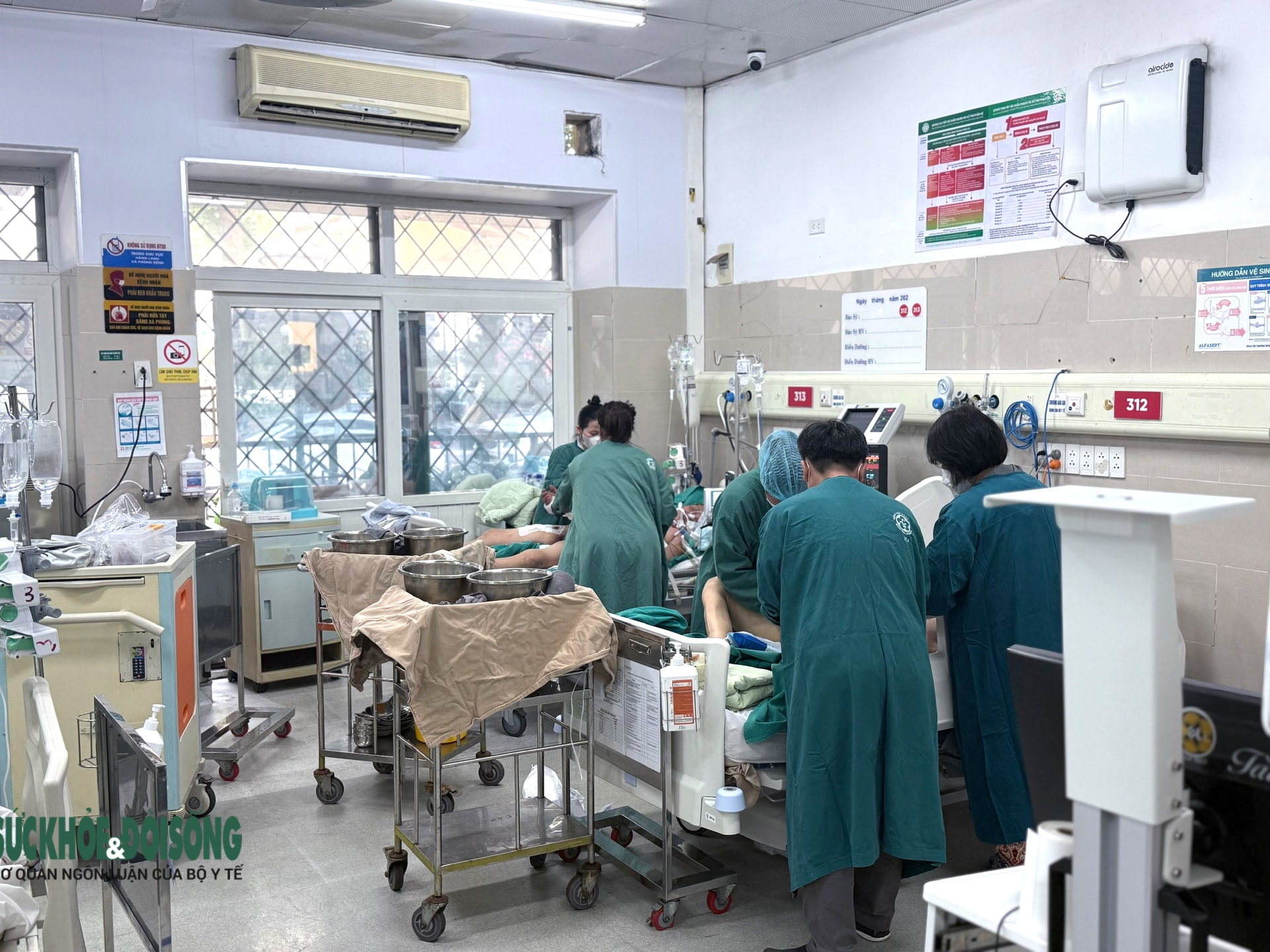 'Cửa ngõ cấp cứu' của Bệnh viện Bạch Mai, bệnh nhân nặng tăng vọt những ngày Tết- Ảnh 4.